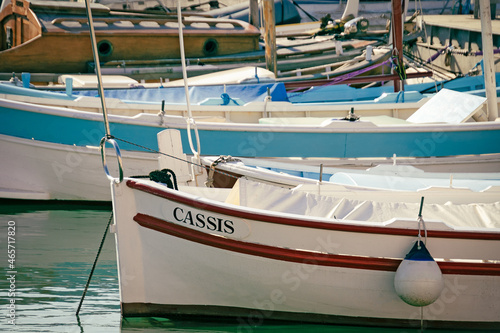 Wallpaper Mural barque dans le port de Cassis Torontodigital.ca