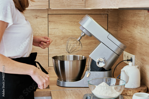 Bilde på lerret Woman cooking homemade cake