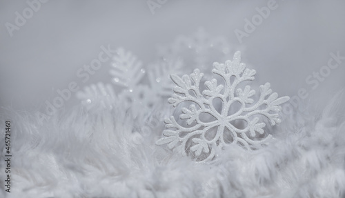 śnieżynka na srebrnym, jasnym tle, płatek śniegu