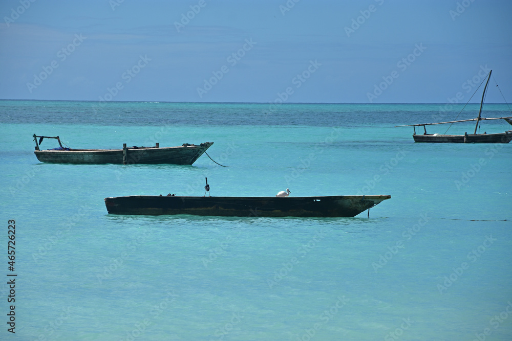Obraz premium Blue waters of Zanzibar with boats 