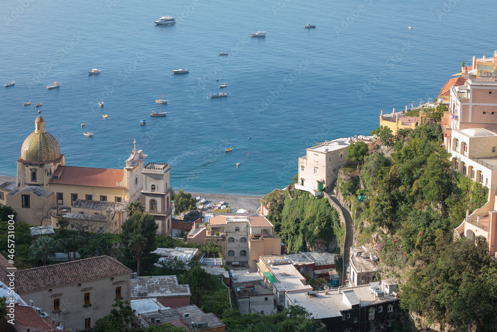 Positano, Salerno. Panorama di borgo della Costiera Amalfitana con chiesa di Santa Maria Assunta e barche da pesca 