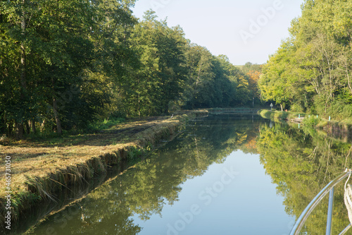 Promenade en bateau sur le canal de la Sarre anciennement canal des Houillères dans le département de la Moselle par un beau jour d'automne naissant