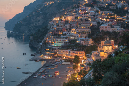 Positano, Salerno. Panorama del borgo della Costa Amalfitana al timelapse.