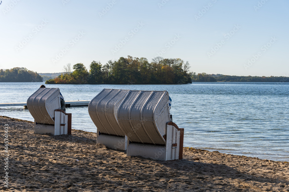 Herbstliche Stimmung,  an der Badestelle auf der Prinzeninsel im Großen Plöner See. Strandkörbe laden ein zum Verweilen