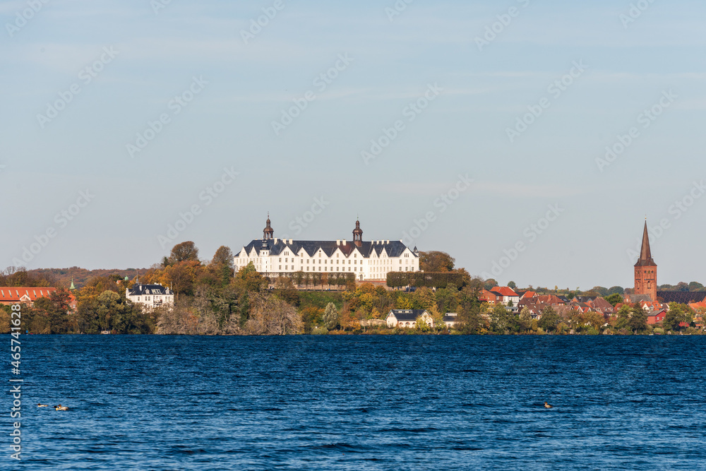 Landschaft am Großen Plöner See mit Blick auf das Plöner Schloß im herbstlichen Oktober