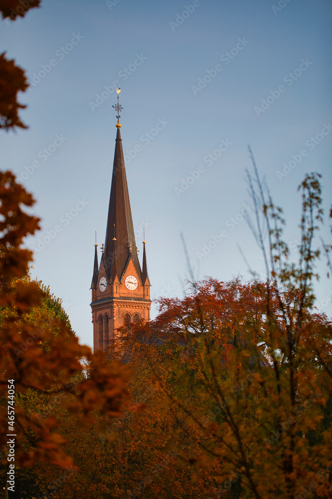 Fototapeta premium Herbstlicher Sonnenaufgang an der Lutherkirche - Leipzig, Johanna Park (Clara-Zetkin-Park)