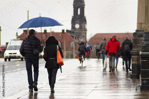 Regnerischer Tag in dert Stadt Dresden auf der Brücke photo