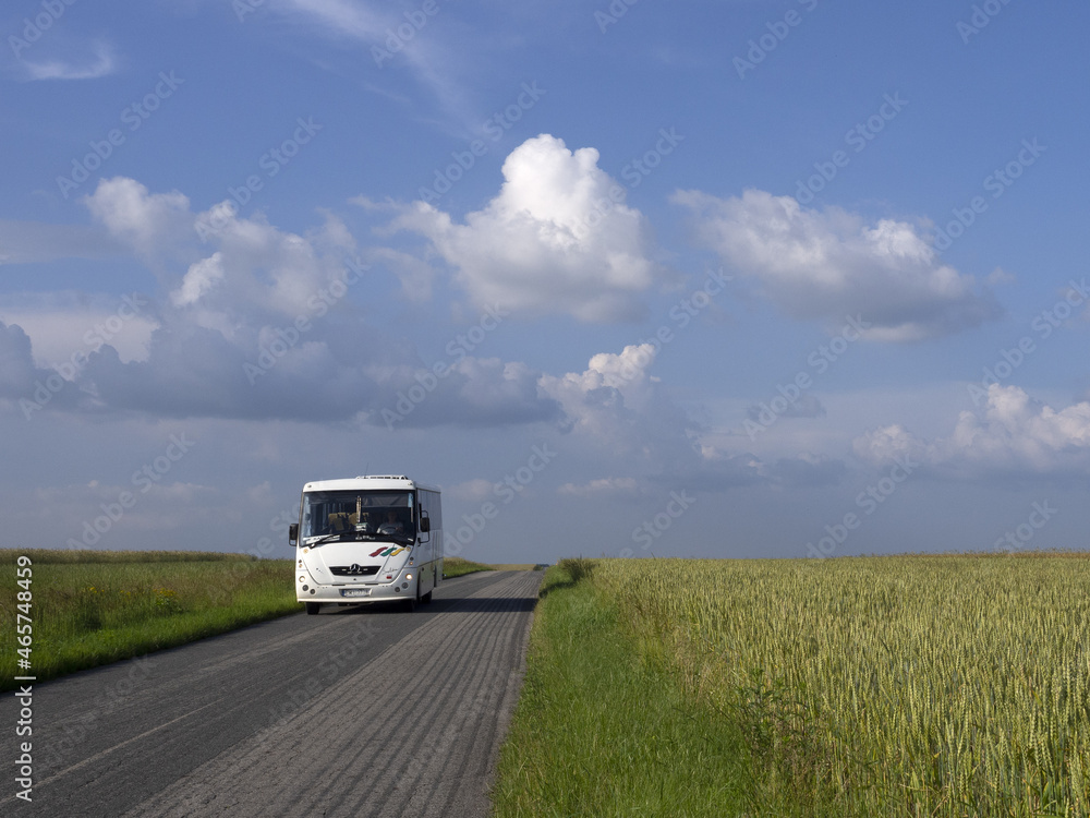 Autobus między polami