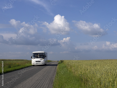 Autobus między polami © Andrzej
