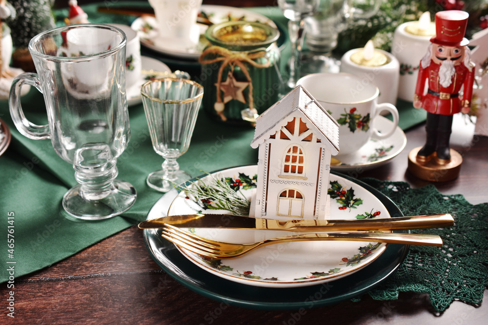Fototapeta premium Christmas table setting in green white red colors