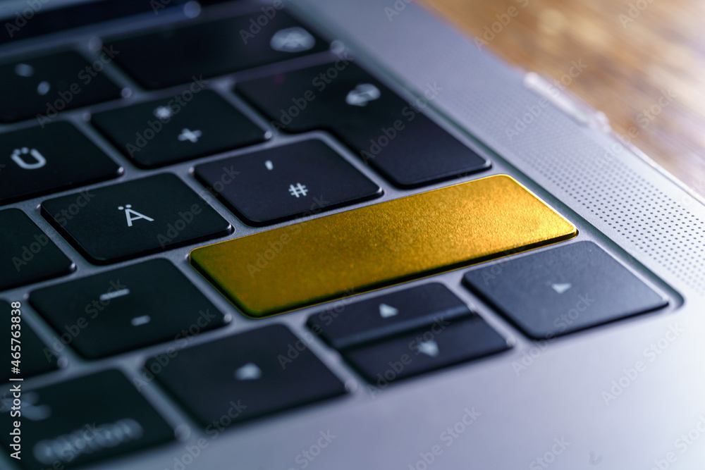 Laptop Tastatur Closeup mit goldener Taste und copy space