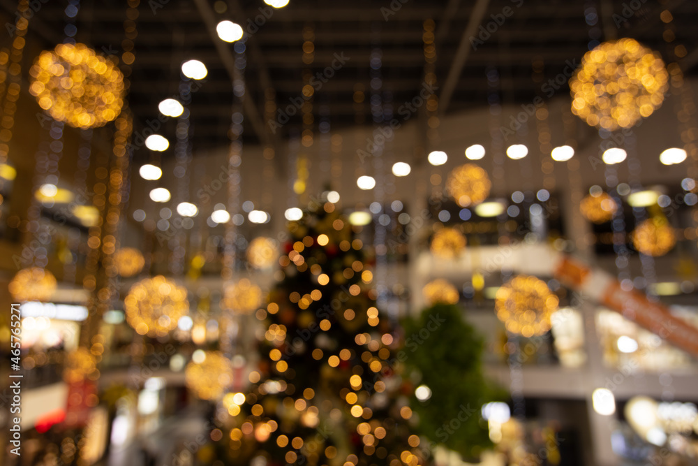 Shopping mall preparing for Christmas holidays indoor unfocused photography  with yellow and golden garland and decoration illuminated objects foto de  Stock | Adobe Stock