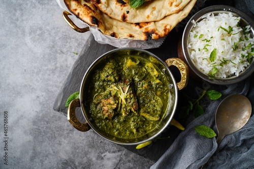 Fotografija Palak chicken or Saag Murgh - grilled chicken in creamy spinach gravy