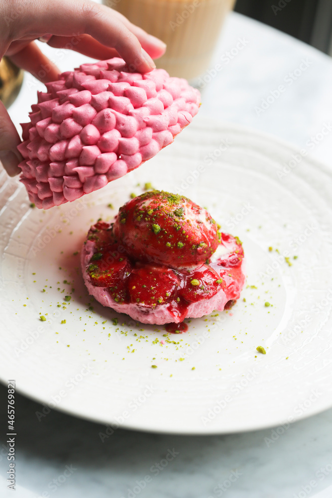 Strawberry meringue dessert with pistachio Strawberry meringue dessert with pistachio