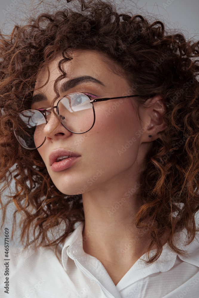 Obraz premium Beautiful woman wearing spectacles