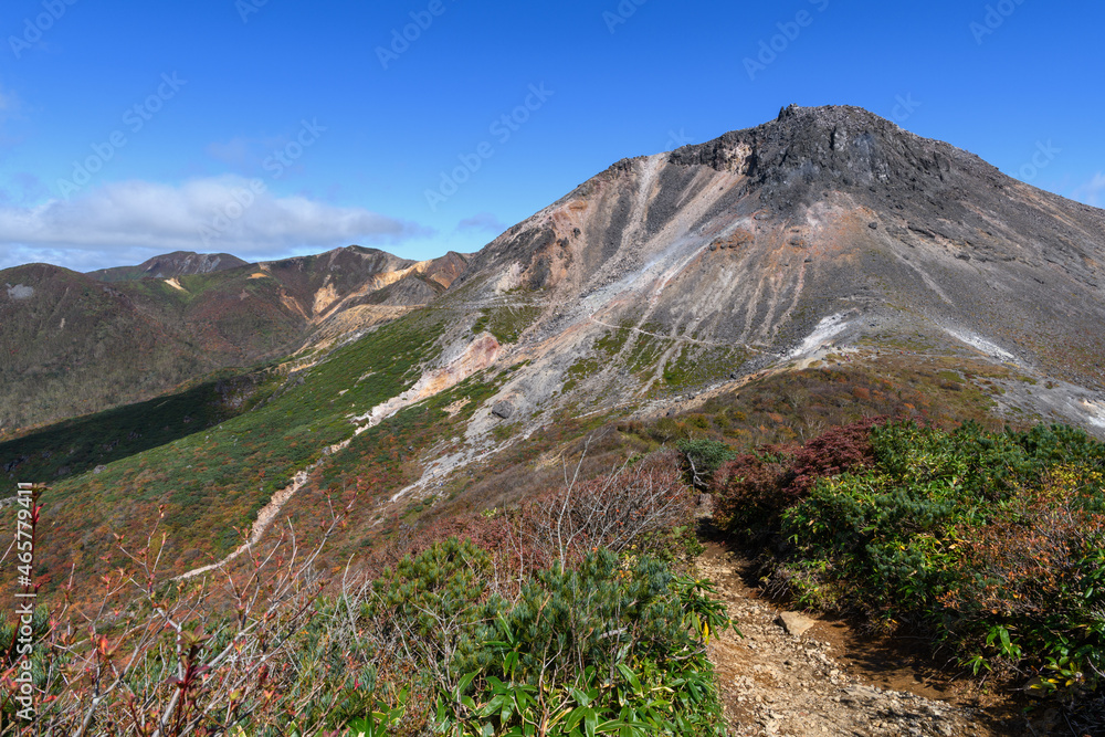 日の出平付近から見た秋の茶臼岳 日の出平付近から見た秋の茶臼岳