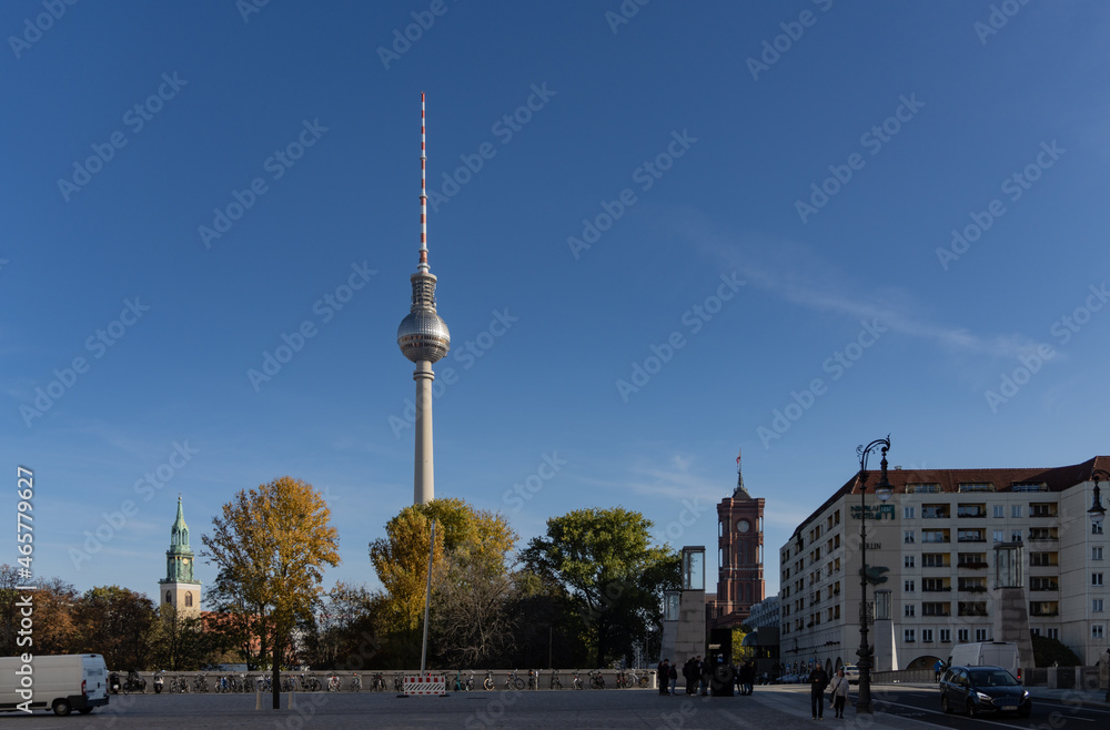 Berliner Fernsehturm mit Rotem Rathaus und Marienkirche an einem sonnigen Herbsttag