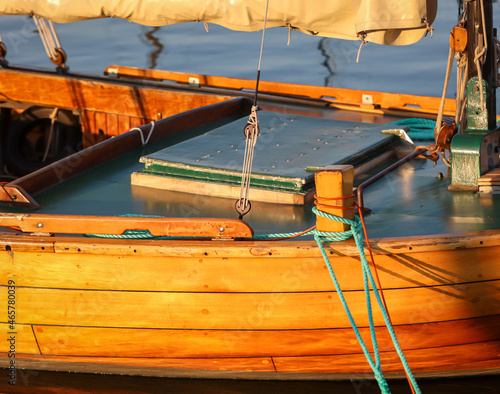 Details eines Segelboot. Ein Segelboot mit einem Schiffskörper aus feinsten bearbeiteten Holz. photo