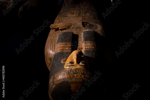 Fotografiet ancient egyptian mummy in museum of Cairo