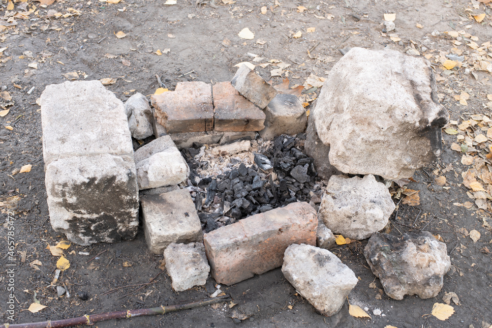 Obraz premium An abandon camp fire in stone
