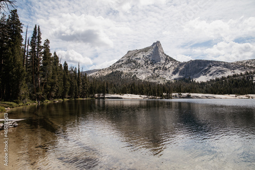 Fototapeta Naklejka Na Ścianę i Meble -  mountain reflected in lake in Yosemite national park