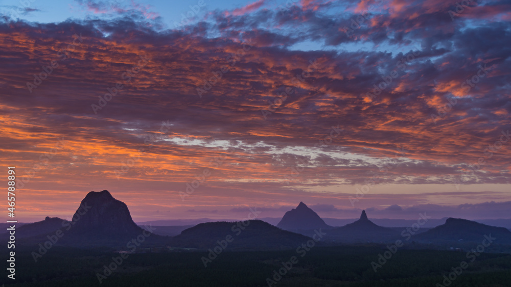 Obraz premium Glass House Mountains, Sunshine coast, Queensland, Australia, Mount Beerwah, Mount Tibrogargan, Mount Coonowrin, Gubbi Gubbi, Jinibara, Kabi Kabi Sacred place Bora Ring