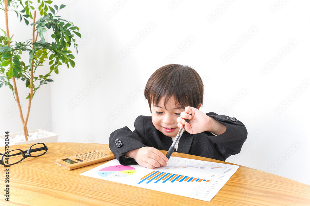 決算資料を読むビジネスマン