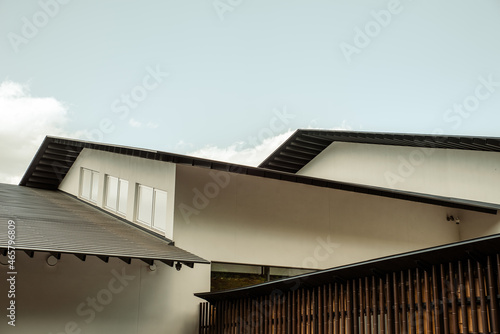 シャープな切妻屋根の建築