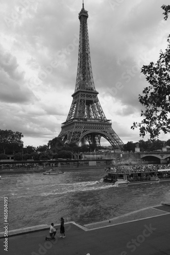 Fototapeta Naklejka Na Ścianę i Meble -  Paris, la tour Eiffel, la Seine, les quais et ses amoureux.