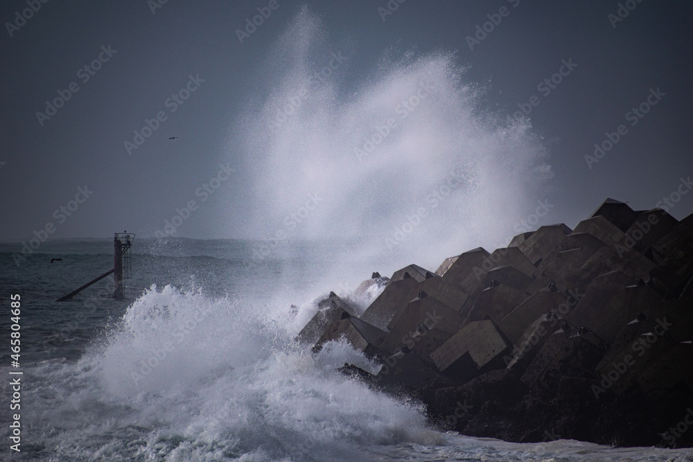 Fototapeta premium Rompe olas