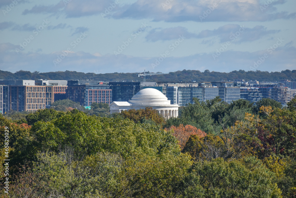 Fototapeta premium Washington, DC, USA - October 27, 2021: View of the Jefferson Memorial as Seen from Across the Potomac River at Arlington Ridge Park on a Bright Fall Day