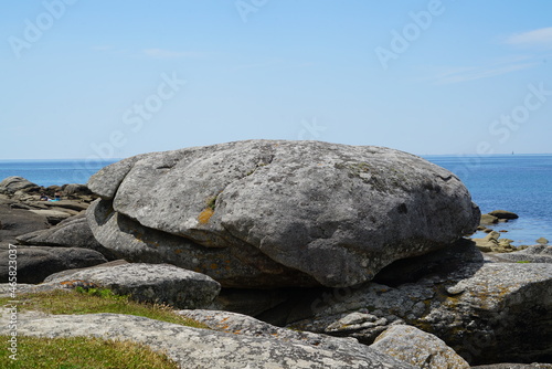 Gros rocher en bord de mer .