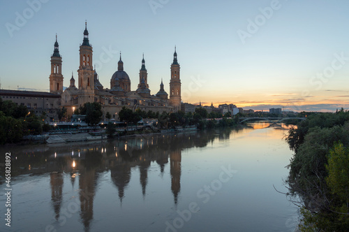images of the basilica del pilar next to the ebro river © Ernesto Lopez