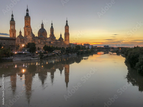 images of the basilica del pilar next to the ebro river © Ernesto Lopez