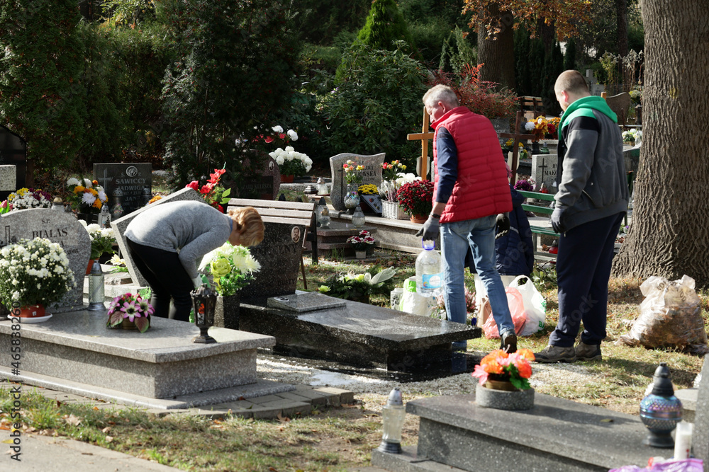 Polski cmentarz w czasie święta zmarłych. - obrazy, fototapety, plakaty 