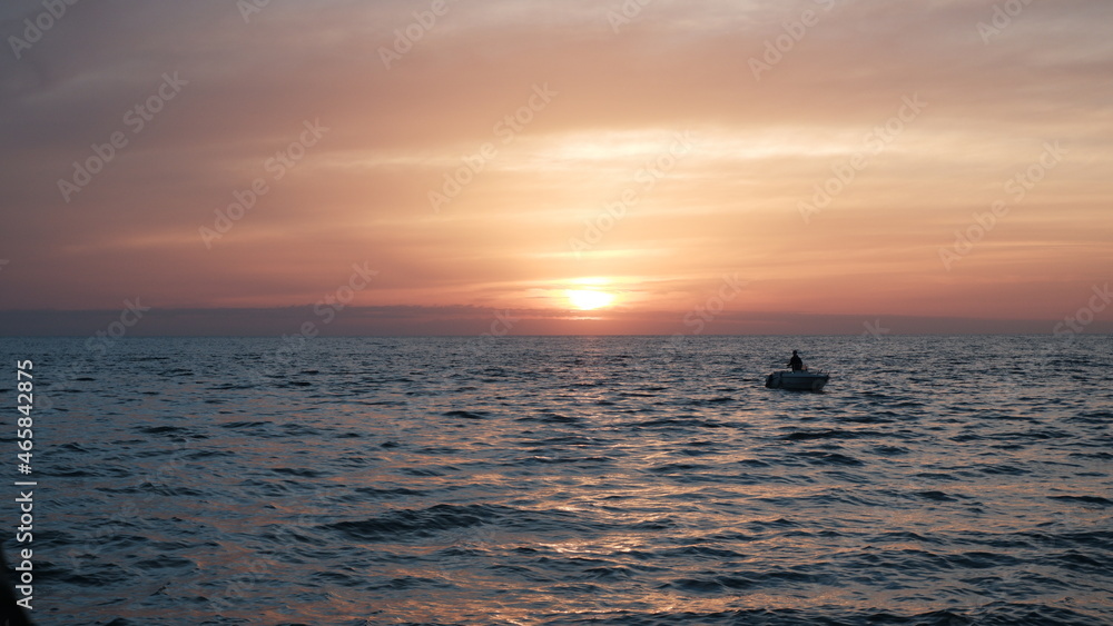 tramonto arancione barca
