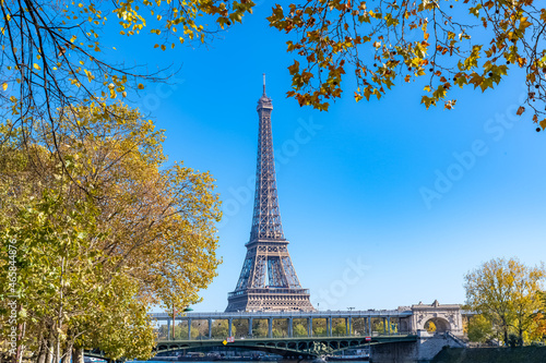 Paris, the Bir-Hakeim bridge on the Seine, with the Eiffel Tower in autumn 