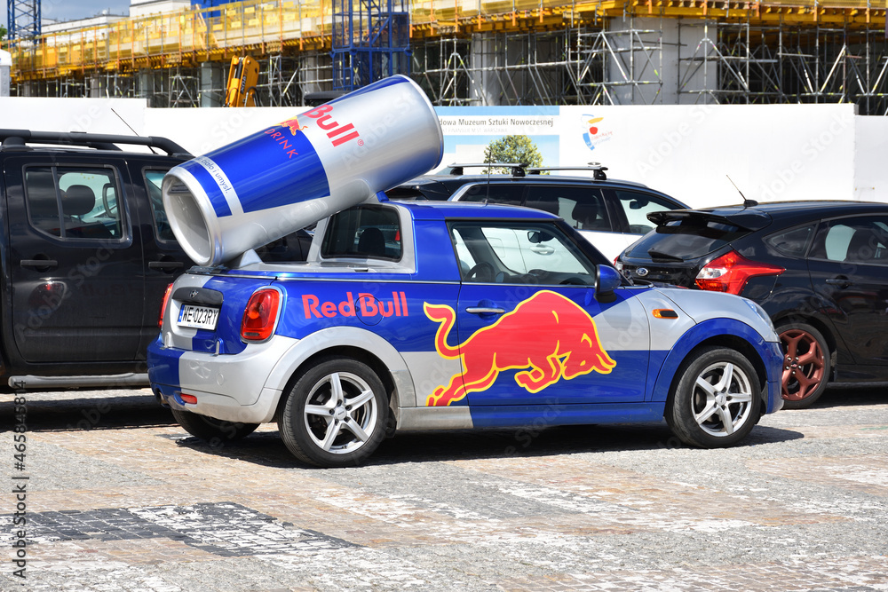 Red Bull Mini Cooper car with logo. Giant Red Bull energy drink can on the  car's roof. WARSAW, POLAND - MAY 15, 2021 foto de Stock | Adobe Stock