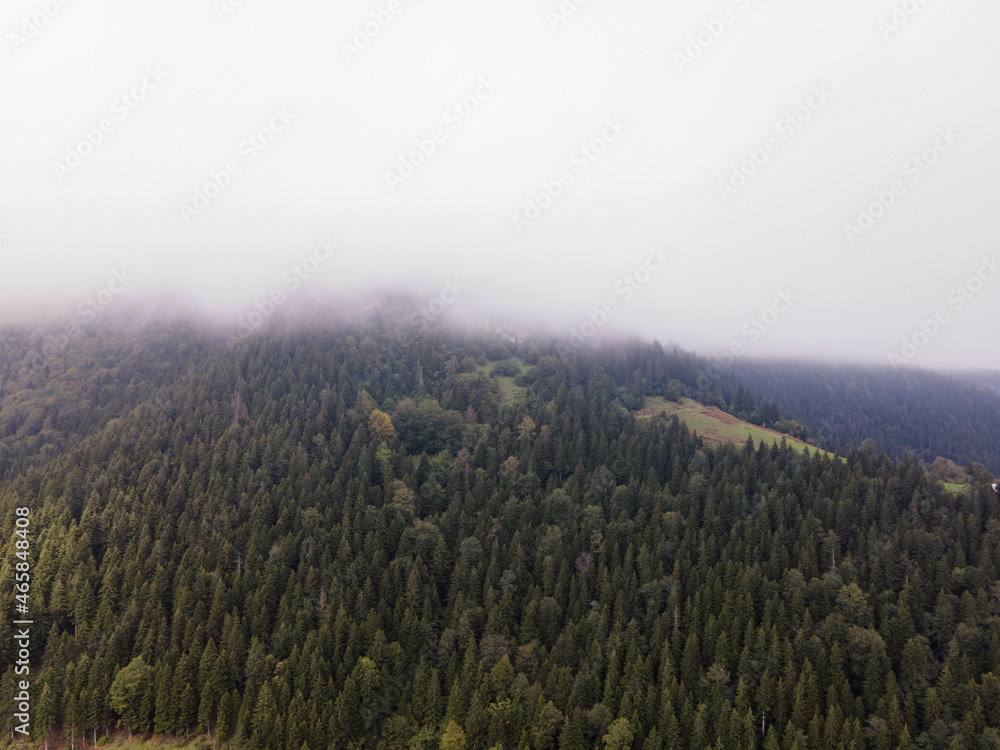 Φωτογραφία Drone photo of the Foggy Green Mountains of Black Sea Region, East Turkey
