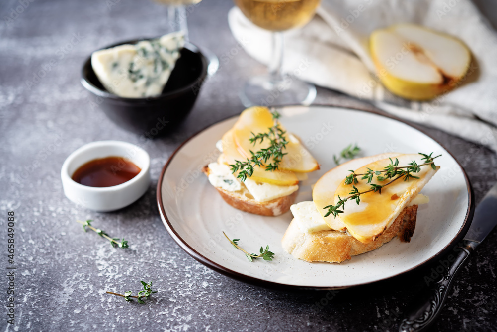 Blue cheese pear thyme toasts in a plate Blue cheese pear thyme toasts in a plate