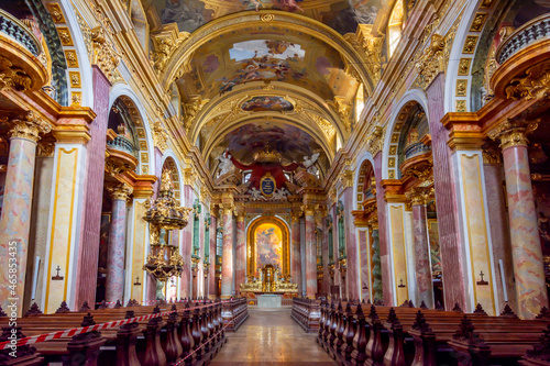 Interiors of St. Peter church (Peterskirche) in Vienna, Austria © Mistervlad