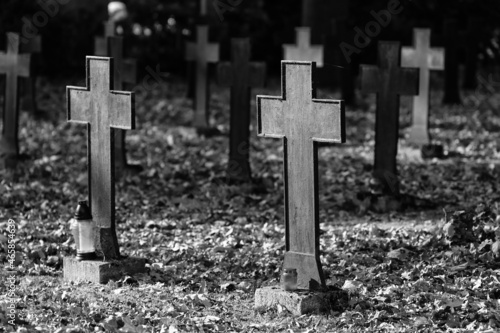 Stary stalowy krzyż na cmentarzu z wojskowym z pierwszej wojny światowej czarno biały. 