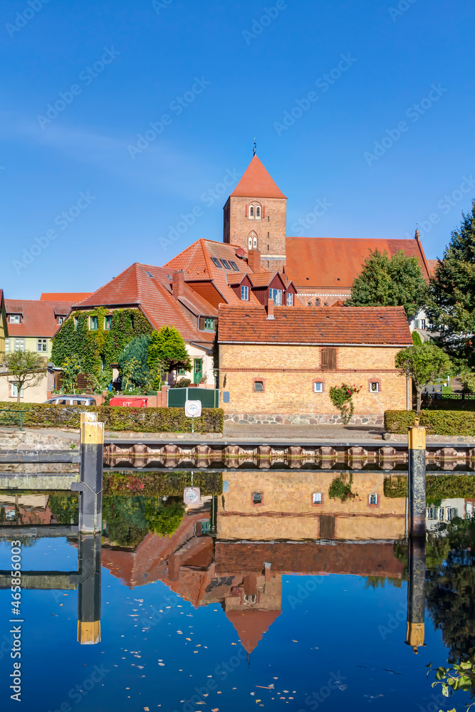 Altstadt von Plau am See in Mecklenburg-Vorpommern, Deutschland - obrazy, fototapety, plakaty 