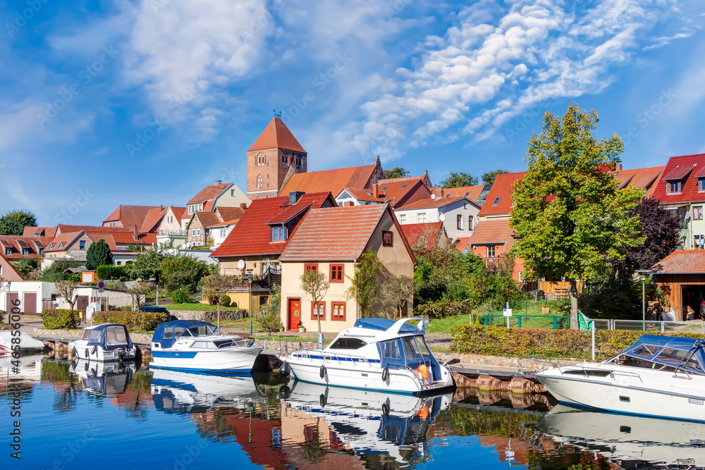 Altstadt von Plau am See in Mecklenburg-Vorpommern, Deutschland – kleine Boote am Fluss Elde - obrazy, fototapety, plakaty 