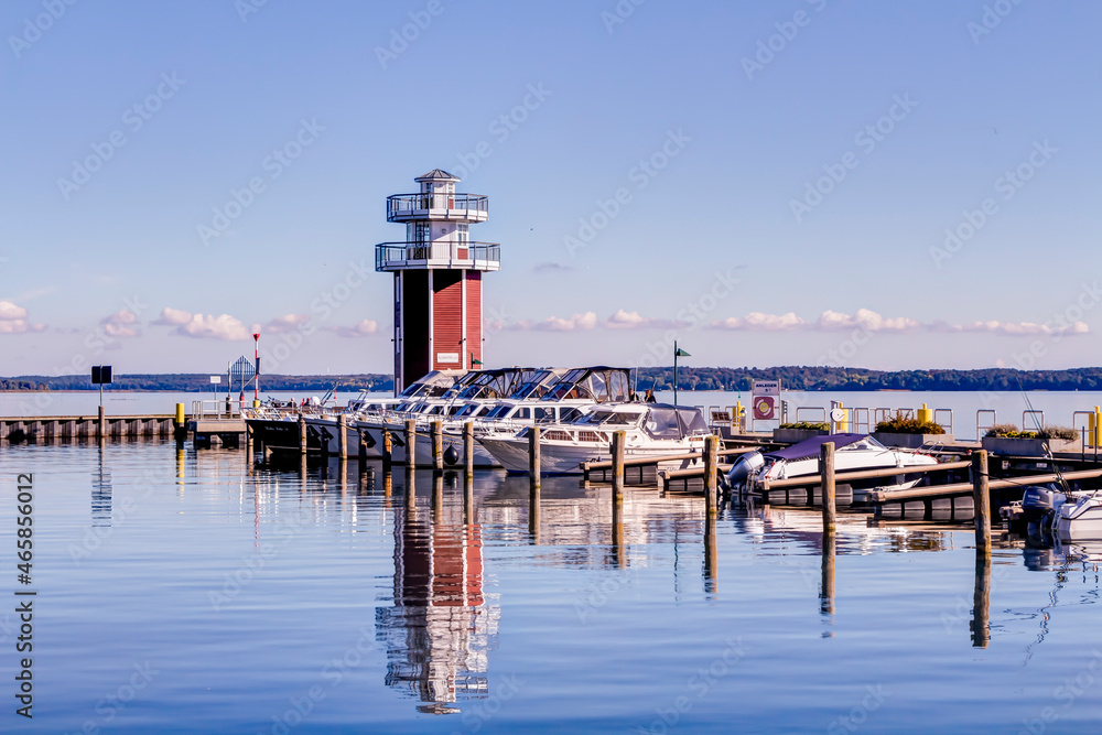 Kleiner Hafen und Leuchtturm von Plau am See in Mecklenburg-Vorpommern, Deutschland