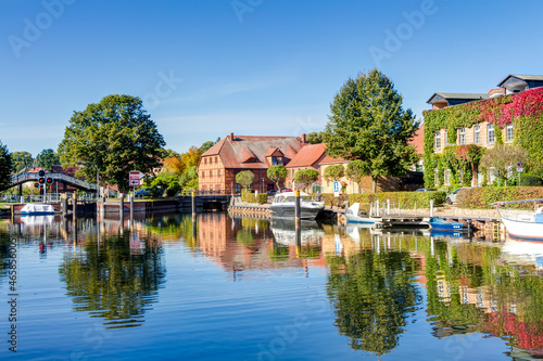 Altstadt von Plau am See in Mecklenburg-Vorpommern, Deutschland – kleine Boote am Fluss Elde