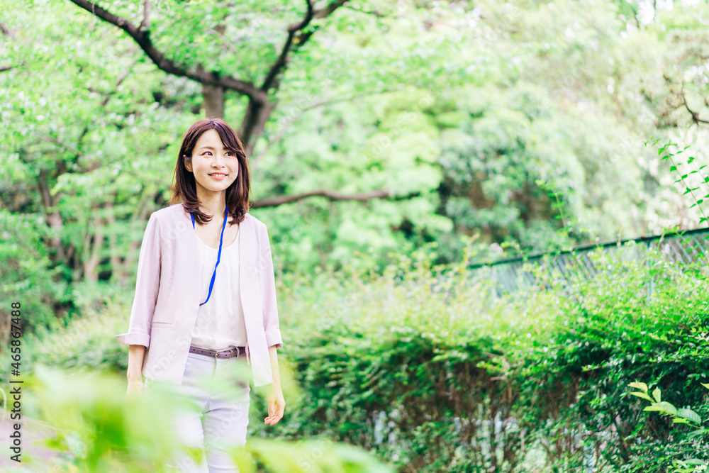 外でリフレッシュをするビジネスウーマン