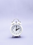 Reloj blanco marcando las 2 horas, horario de verano horario de invierno, ilustra el cambio de horario