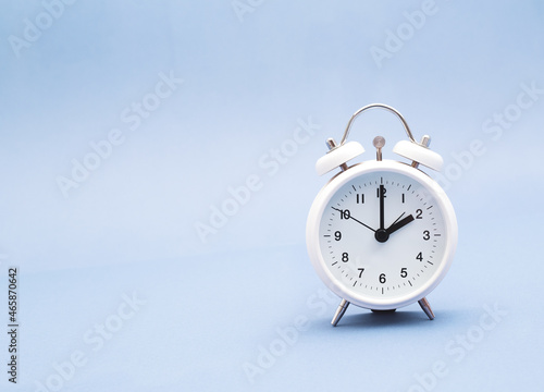 Reloj blanco marcando las 2 horas, horario de verano horario de invierno, ilustra el cambio de horario con espacio para texto photo