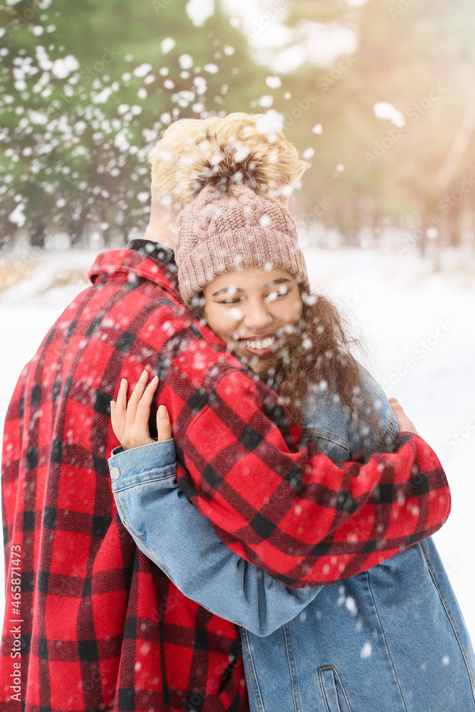 Obraz premium Happy young couple in forest on winter day